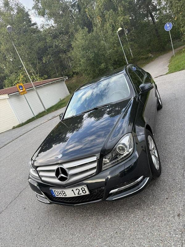 Svart Begagnad 2012 Mercedes C220 Avantgarde Sedan | 110 000 kr (Marknadspris) - Bild 1/4