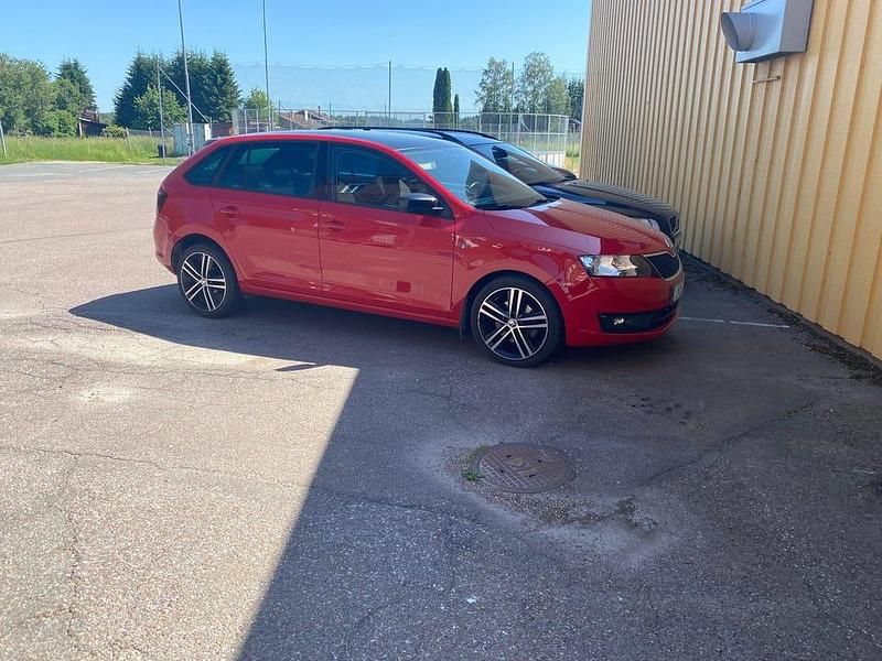 Röd med svarta detaljer. Begagnad 2015 Skoda Rapid | 90 000 kr (Marknadspris) - Bild 1/4