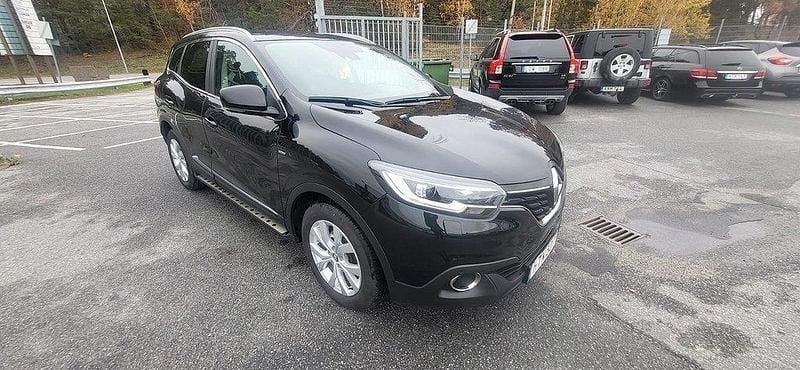 Svart Begagnad 2018 Renault Kadjar LIMITED SUV | 129 900 kr (Marknadspris) - Bild 1/4