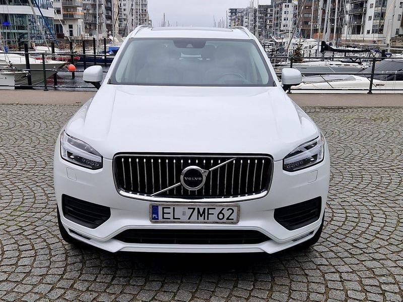 Vit pärla Begagnad 2021 Volvo XC90 Momentum SUV | 470 000 kr - Bild 1/4