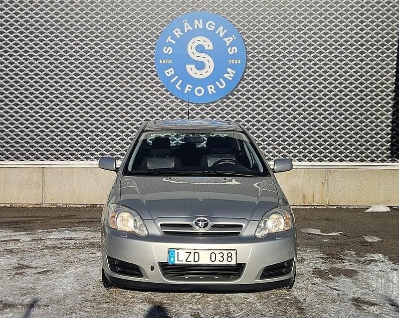 Begagnad Toyota Corolla 110 HK (80 kW) 2006 Silver Halvkombi