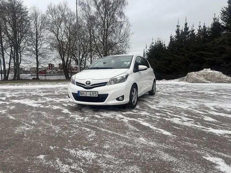Vit Begagnad 2013 Toyota Yaris Multidrive S Halvkombi | 94 500 kr (Marknadspris) - Bild 1/4