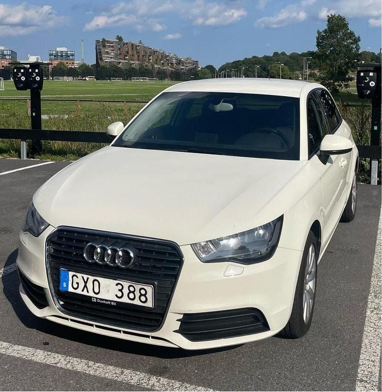Vit Begagnad 2013 Audi A1 Sportback Halvkombi | 110 000 kr (Bra pris) - Bild 1/4
