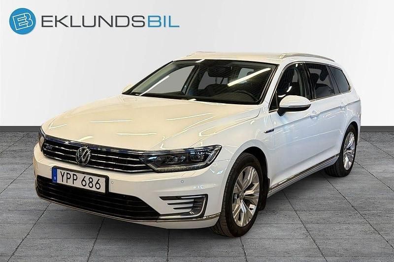 Vit Begagnad 2017 VW Passat GTE Kombi | 149 900 kr (Marknadspris) - Bild 1/4
