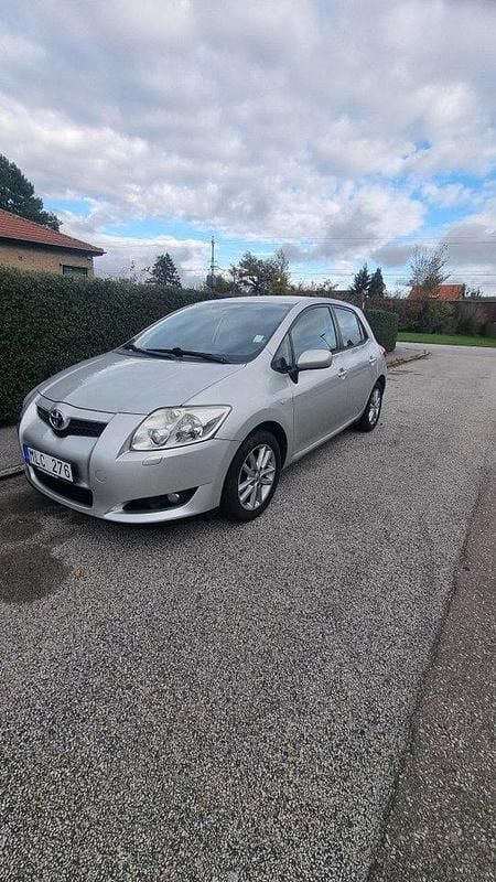 Begagnad Toyota Auris 132 HK (97 kW) 2009 Silver Halvkombi