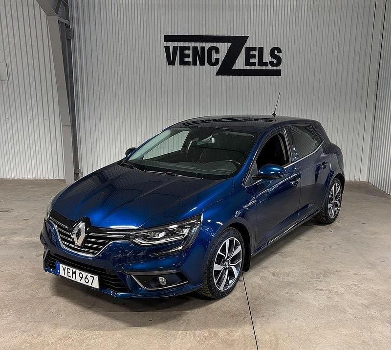 Blå (blå metallic) Begagnad 2016 Renault Mégane III Bose Edition Halvkombi | 114 000 kr (Lite dyr) - Bild 1/4