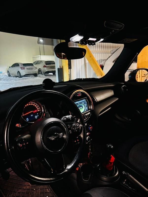 Begagnad 2018 Mini Cooper Halvkombi | 149 900 kr (Bra pris) - Bild 1/4