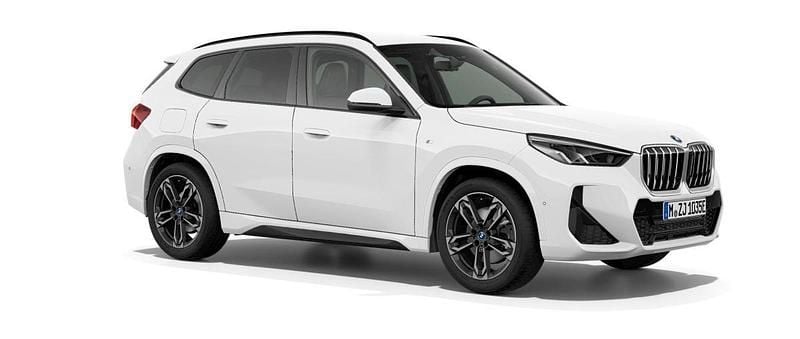 Vit (alpine white) Ny 2025 BMW X1 Shadowline SUV | 616 500 kr (Marknadspris) - Bild 1/3
