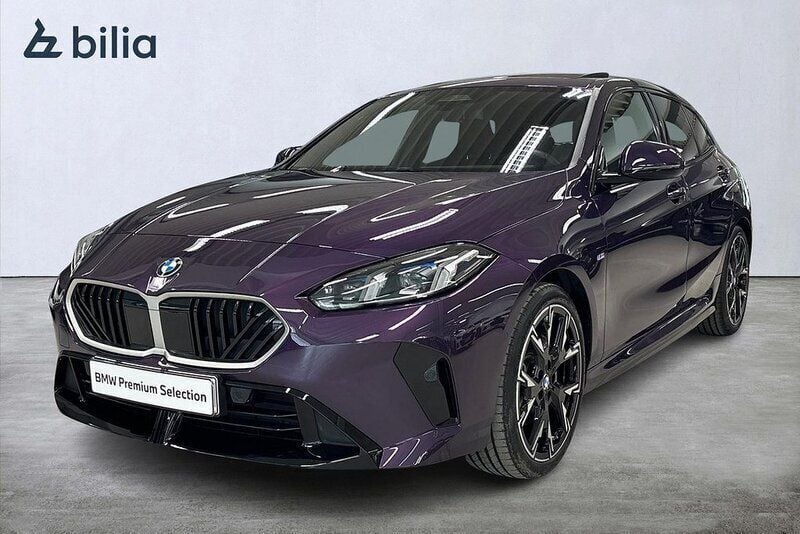 Lila Begagnad 2024 BMW 120 M Sport Halvkombi | 429 900 kr - Bild 1/4