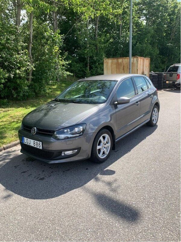 Grå Begagnad 2011 VW Polo Halvkombi | 68 000 kr (Marknadspris) - Bild 1/3