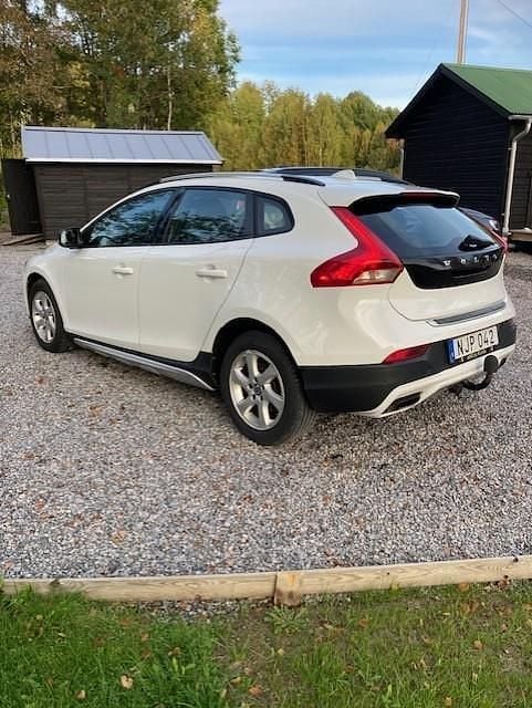 Vit Begagnad 2014 Volvo V40 CC Momentum Kombi | 95 000 kr (Bra pris) - Bild 1/4