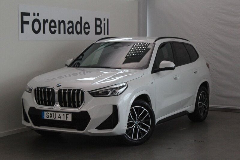 Vit Ny 2025 BMW X1 M Sport SUV | 487 200 kr (Marknadspris) - Bild 1/4