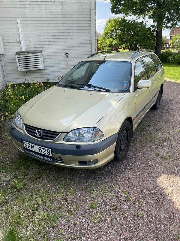 Gul Begagnad 2001 Toyota Avensis Kombi | 8 000 kr (Bra pris) - Bild 1/4