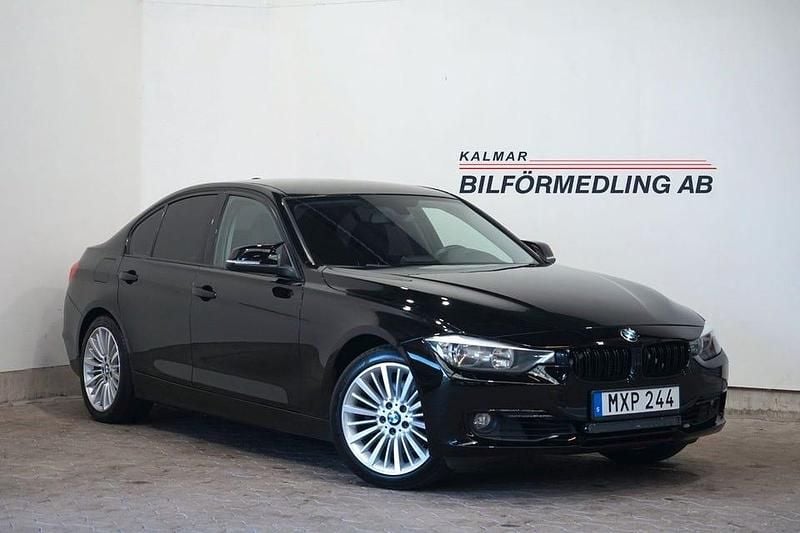 Svart Begagnad 2012 BMW 328 Luxury Line Sedan | 109 900 kr (Marknadspris) - Bild 1/4