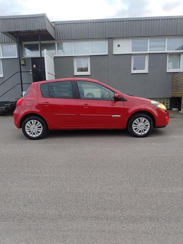 Röd Begagnad 2012 Renault Clio R.S. Halvkombi | 44 900 kr (Marknadspris) - Bild 1/4