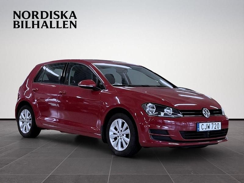 Röd Begagnad 2014 VW Golf VII Halvkombi | 79 795 kr (Bra pris) - Bild 1/4