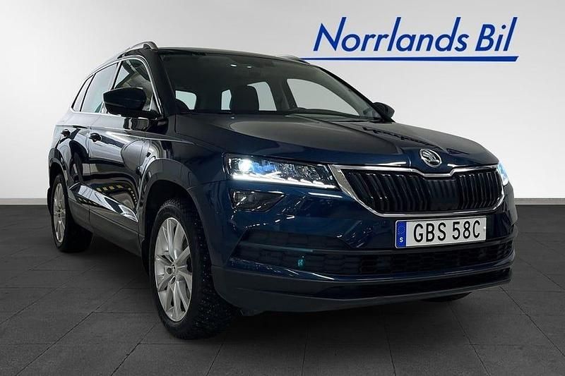 Lava blue metallic Begagnad 2019 Skoda Karoq SUV | 204 900 kr (Marknadspris) - Bild 1/4