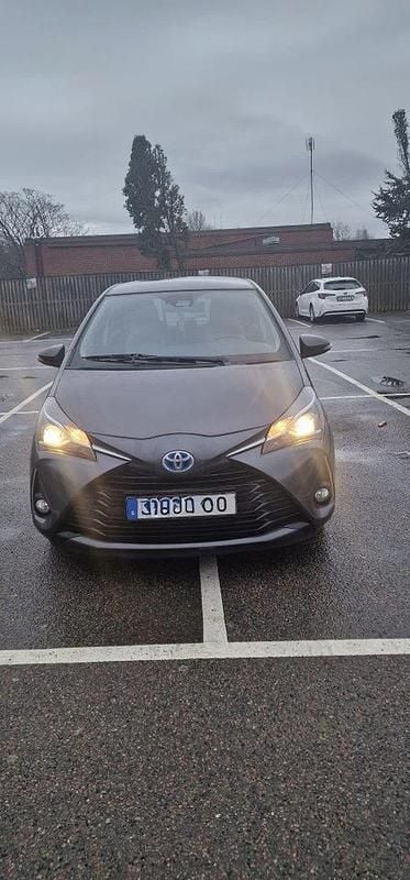 Begagnad 2018 Toyota Yaris Hybrid Halvkombi | 169 999 kr (Marknadspris) - Bild 1/4