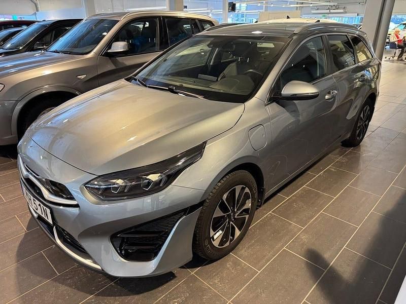 Silver metallic Begagnad 2022 Kia Ceed Sportswagon Advance Kombi | 249 000 kr (Marknadspris) - Bild 1/4