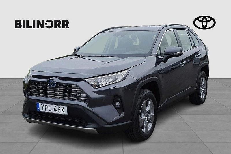 Mörkgrå Ny 2025 Toyota RAV4 Hybrid Active SUV | 433 800 kr (Bra pris) - Bild 1/4