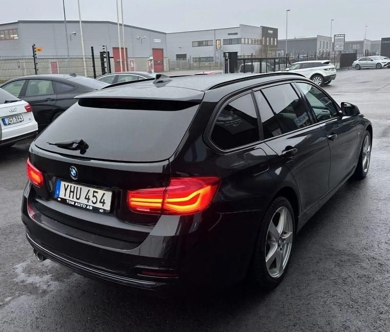 Svart Begagnad 2017 BMW 320 Kombi | 148 000 kr (Superpris) - Bild 1/4