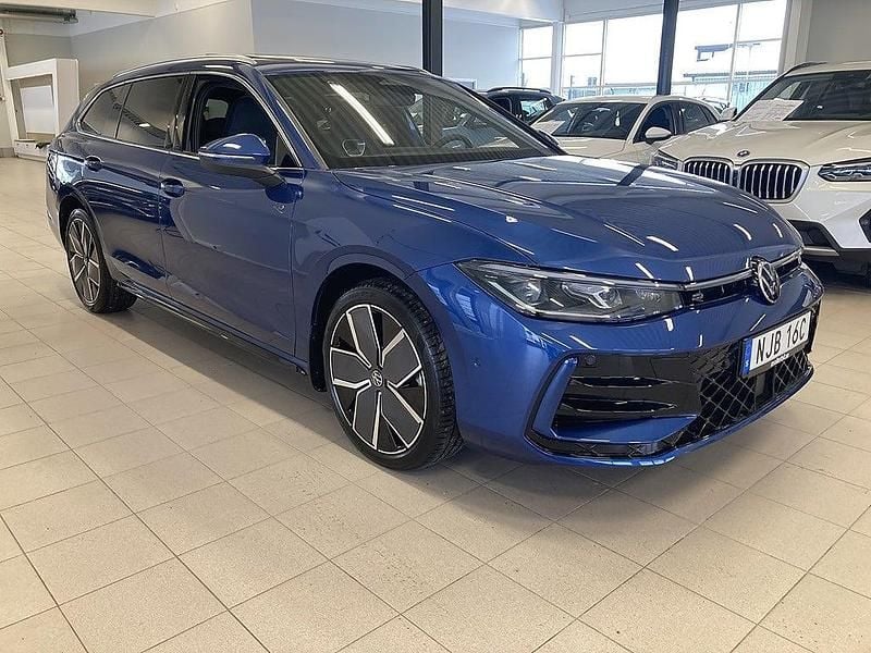 Reef blue metallic Begagnad 2025 VW Passat R-line Kombi | 494 900 kr (Marknadspris) - Bild 1/4