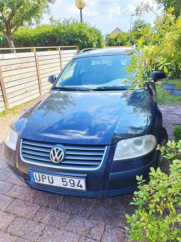 Svart Begagnad 2004 VW Passat Trendline Kombi | 7 000 kr (Marknadspris) - Bild 1/4