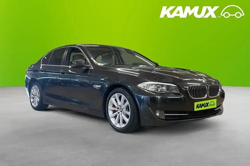 Silver/grå Begagnad 2013 BMW 520 Sedan | 144 900 kr (Marknadspris) - Bild 1/4
