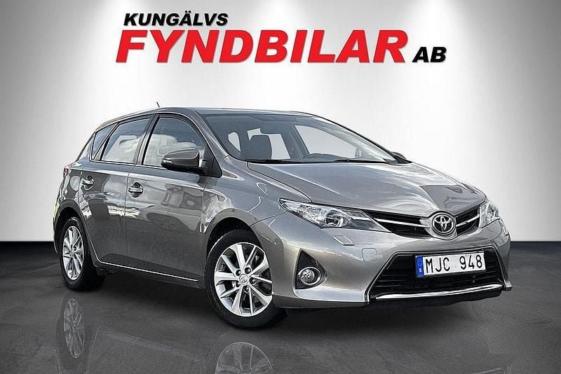 Brun Begagnad 2013 Toyota Auris Active Halvkombi | 99 900 kr (Marknadspris) - Bild 1/4