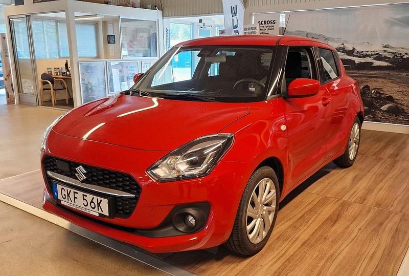 Röd Begagnad 2022 Suzuki Swift Halvkombi | 189 900 kr (Lite dyr) - Bild 1/4
