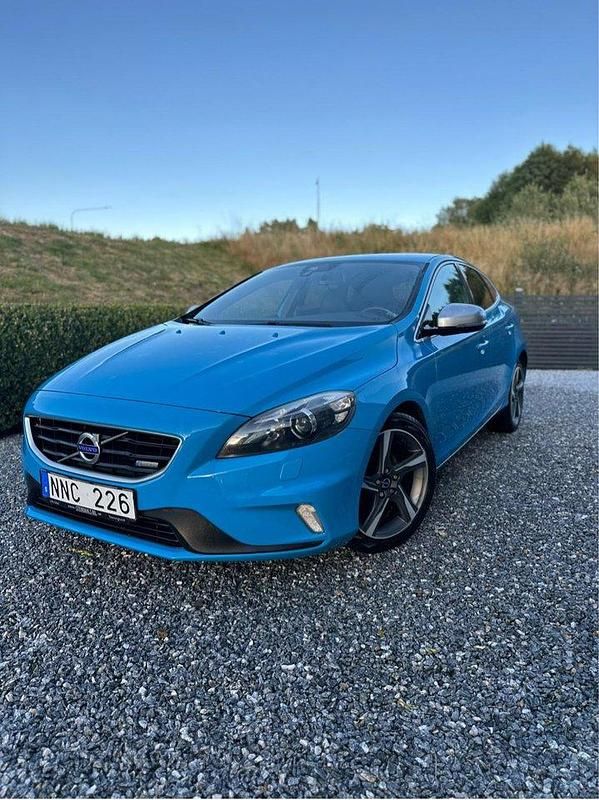 Blå Begagnad 2014 Volvo V40 R-Design Kombi | 125 000 kr (Marknadspris) - Bild 1/4