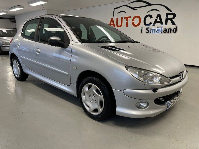 Ljusgrå Begagnad 2008 Peugeot 206 Halvkombi | 24 900 kr (Marknadspris) - Bild 1/4