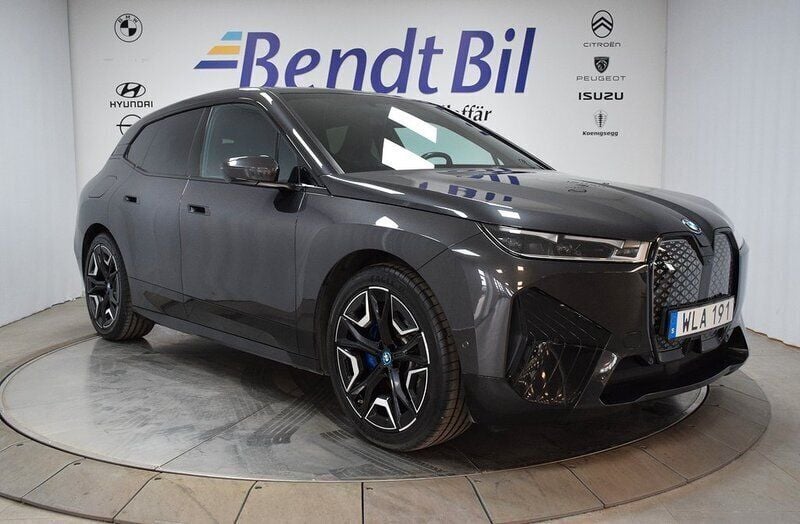 Sophistogråmetallic Begagnad 2021 BMW iX Comfort Edition SUV | 464 500 kr (Marknadspris) - Bild 1/4