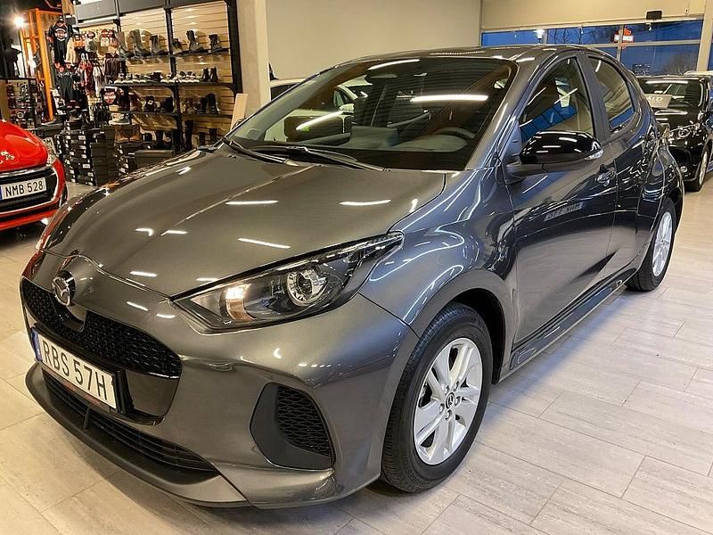 Grå Begagnad 2024 Mazda 2 Center-Line Halvkombi | 218 000 kr (Bra pris) - Bild 1/4