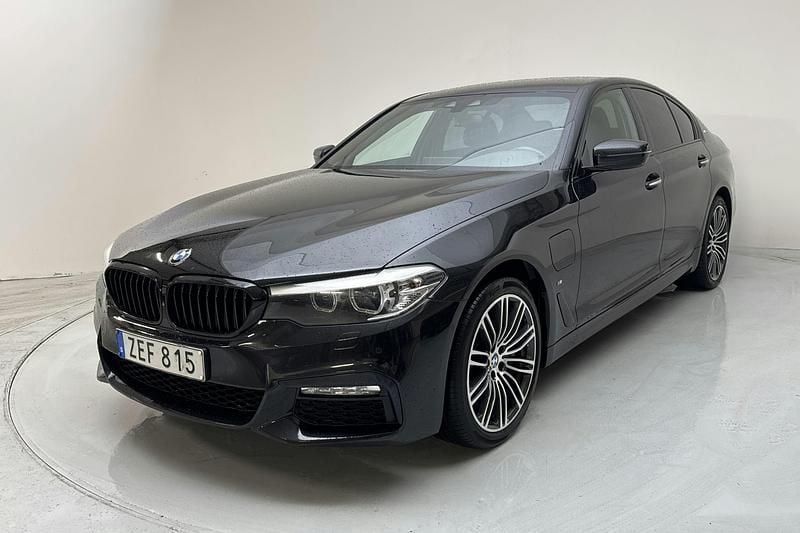 Svart Begagnad 2018 BMW 530 iPerformance Sedan | 249 800 kr (Marknadspris) - Bild 1/4