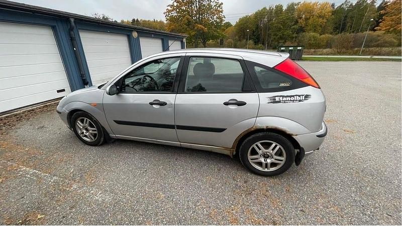 Begagnad 2002 Ford Focus Halvkombi | 10 000 kr - Bild 1/4