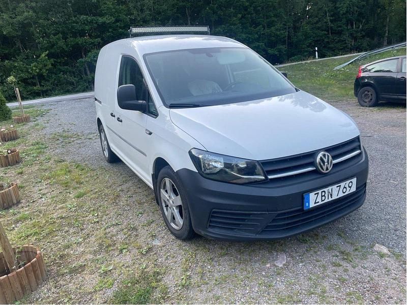Vit Begagnad 2018 VW Caddy Minibuss | 99 000 kr (Marknadspris) - Bild 1/4