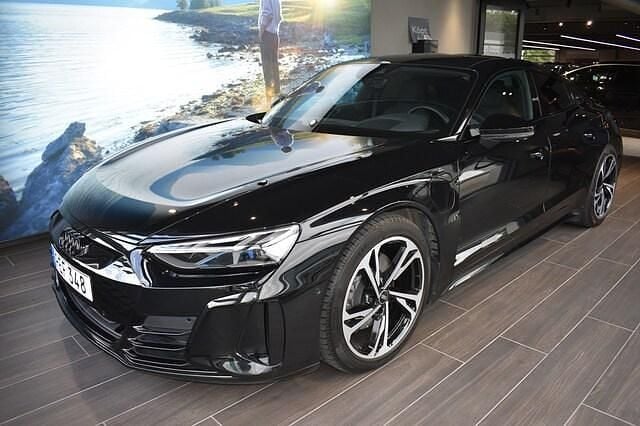 Svart Begagnad 2022 Audi e-tron GT quattro Design Sedan | 799 000 kr (Marknadspris) - Bild 1/4