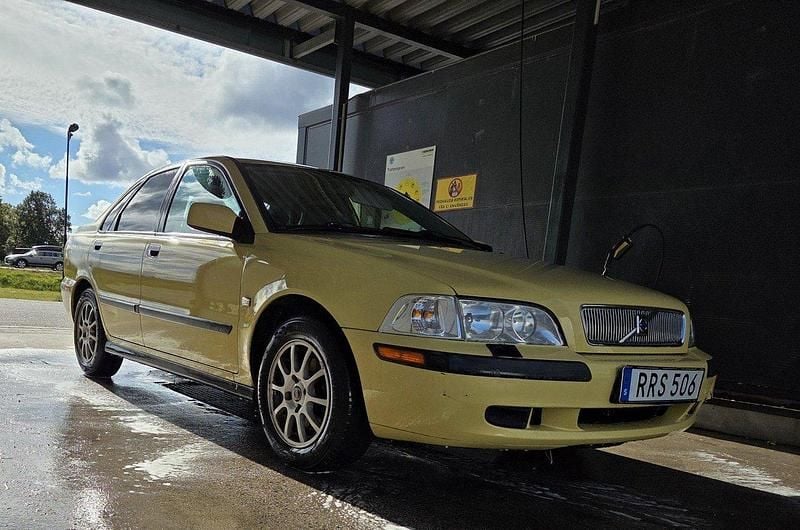 Gul Begagnad 2001 Volvo S40 Sedan | 25 000 kr (Marknadspris) - Bild 1/4