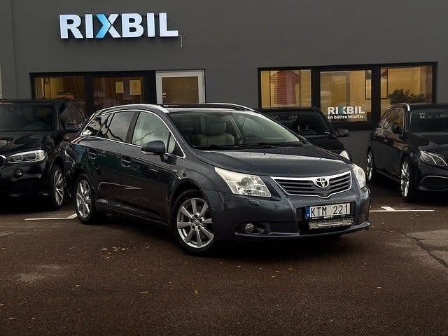 Mörkblå Begagnad 2010 Toyota Avensis Premium Kombi | 49 900 kr (Marknadspris) - Bild 1/4