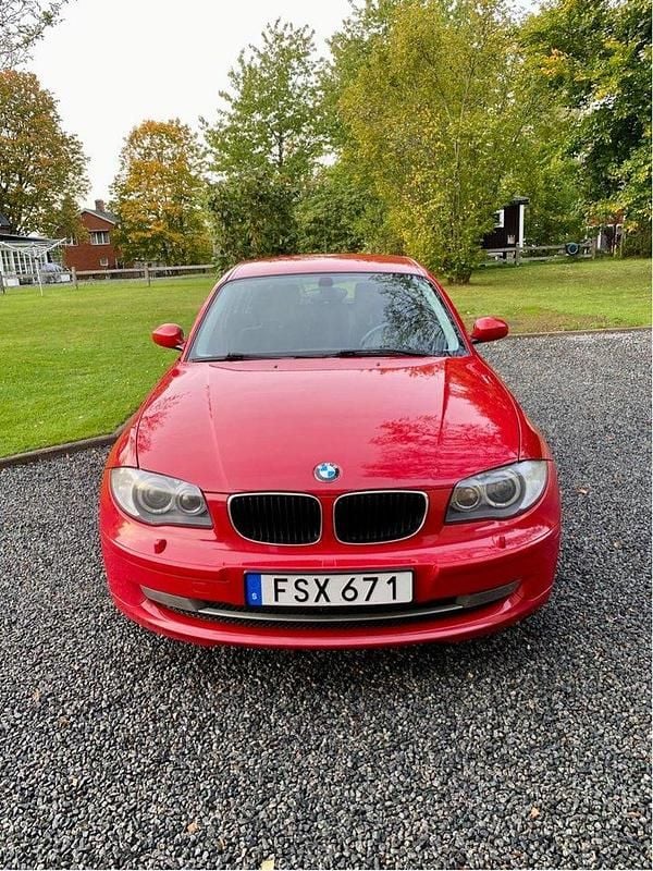 Röd Begagnad 2008 BMW 118 Advantage Halvkombi | 40 000 kr (Marknadspris) - Bild 1/4