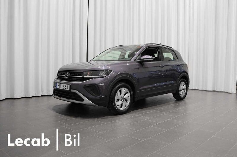Grå (smokey grey metallic) Begagnad 2024 VW T-Cross Life SUV | 214 500 kr (Marknadspris) - Bild 1/4