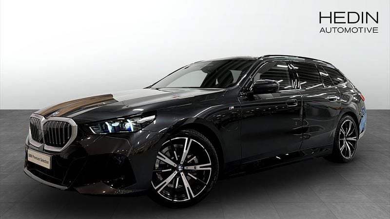 Grå (grey) Begagnad 2025 BMW 530e Shadowline Kombi | 638 700 kr (Bra pris) - Bild 1/4