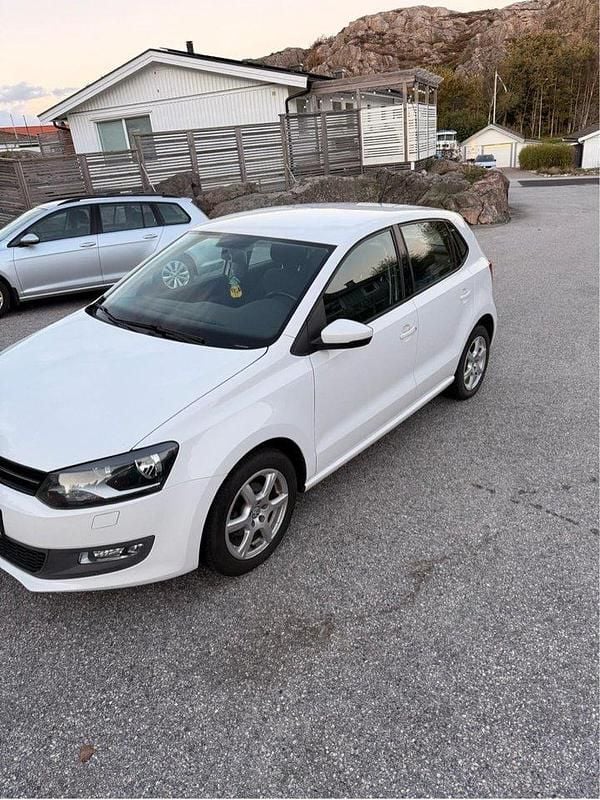 Vit Begagnad 2012 VW Polo Halvkombi | 60 000 kr (Bra pris) - Bild 1/4