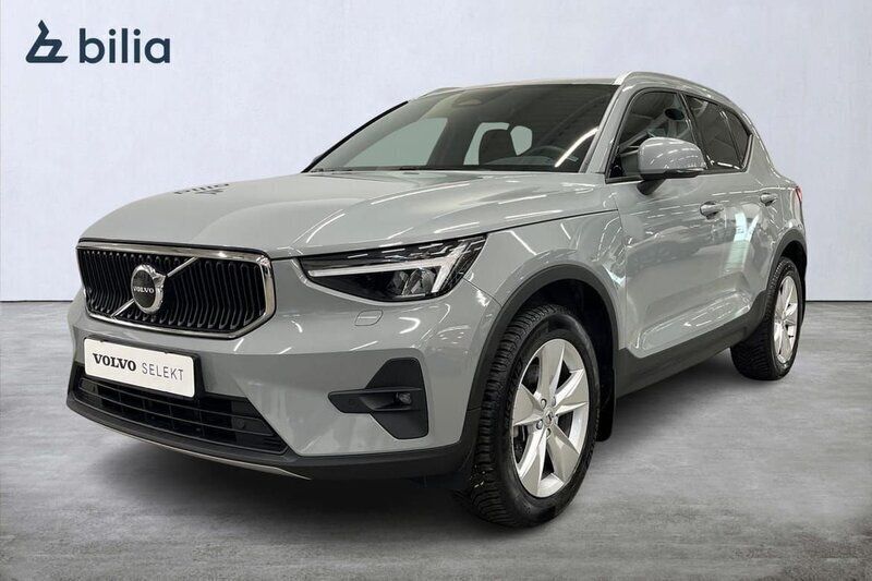 Grå Begagnad 2023 Volvo XC40 Core SUV | 349 900 kr (Marknadspris) - Bild 1/3