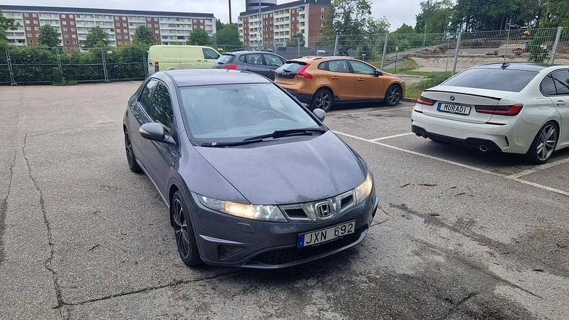 Grå Begagnad 2009 Honda Civic Halvkombi | 42 000 kr (Marknadspris) - Bild 1/3