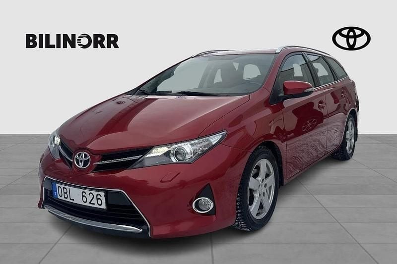 Mörkröd Begagnad 2013 Toyota Auris Touring Sports Active Kombi | 114 900 kr (Lite dyr) - Bild 1/4