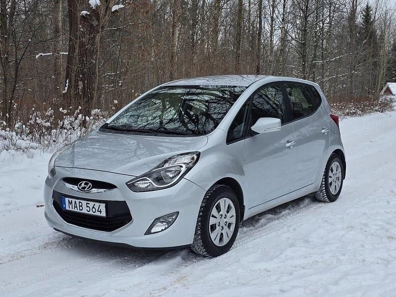 Silver Begagnad 2010 Hyundai ix20 Halvkombi | 89 900 kr (Marknadspris) - Bild 1/4