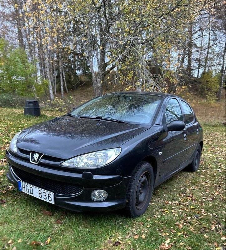 Svart Begagnad 2007 Peugeot 206 Halvkombi | 12 000 kr (Bra pris) - Bild 1/4
