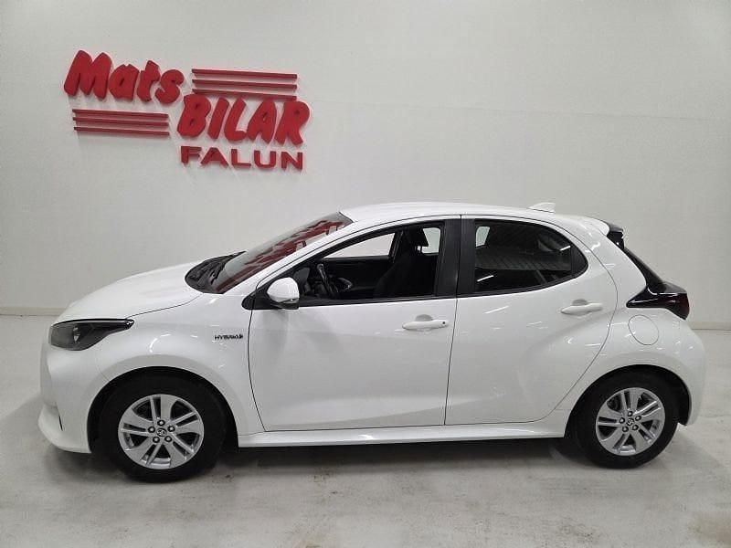 Vit Begagnad 2021 Toyota Yaris Active Halvkombi | 189 900 kr (Marknadspris) - Bild 1/4